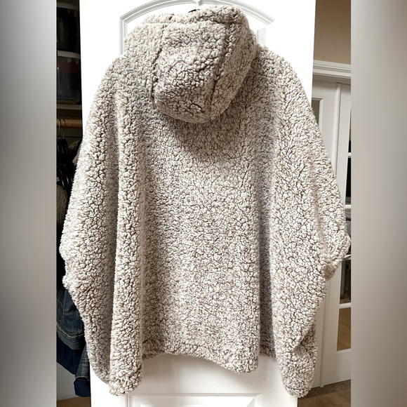 C&C California Hooded Poncho Style Jacket - Picture 3 of 3